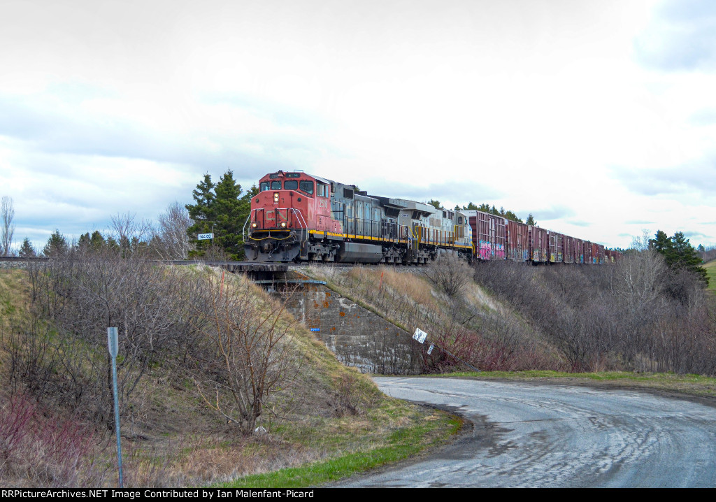 CN 2516 leads 403 over Rang 2